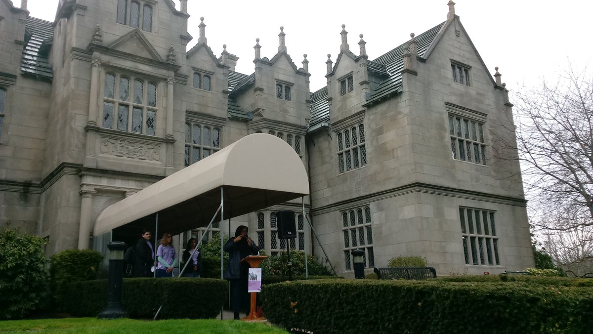 SalveRegina's tweet photo. Did someone say rain? A little rain couldn't stop the #EmpowermentMarch led by our amazing student clubs! #SalveEmpowers And then, on cue, the sun came out! https://t.co/hNFEkhH4oN