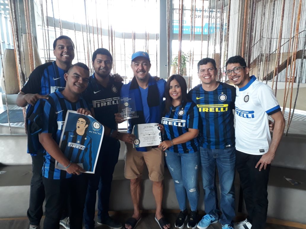 InterClub_Col's tweet photo. Muchas gracias @Chino_Recoba20 por el inmenso detalle de compartir un espacio con nuestros muchachos en Barranquilla. ¡Bienvenido siempre a Colombia! @Inter_es @andreaviglie #UnaVoltaInteristaSempreInterista #ForaInter #InterClub #ICCol https://t.co/wgTRwZZ00f