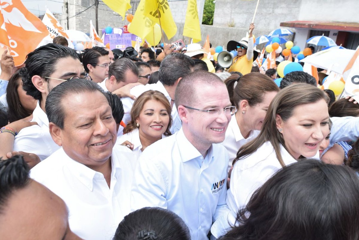 CNavarroCorro's tweet photo. Contento de saludar a @RicardoAnayaC candidato de la coalición #PorMéxicoAlFrente a la presidencia de la República, hoy en el inicio de campaña de @MarthaErikaA en #Tecamachalco #YoJaloConMarthaErika https://t.co/tWvPXoR9K1