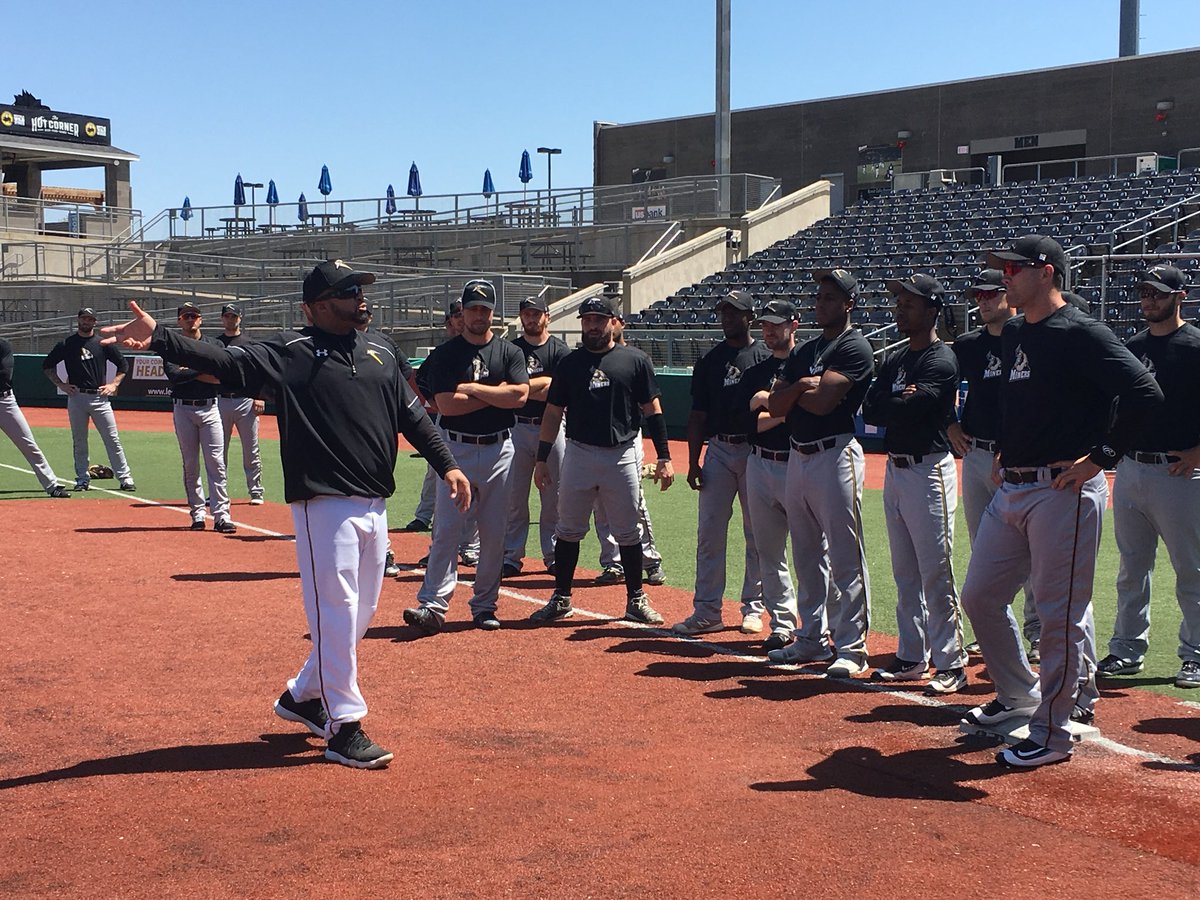 SIMiners's tweet photo. Baserunning instruction from the great Ralph Santana today at #SpringTraining2018. #ALLin https://t.co/BzjKue3lLk