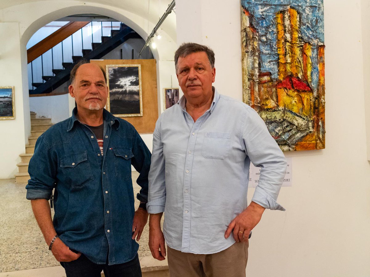 La mostra a #SanGimignano dedicata a Maurizio Buiani, tecnico del Comune recentemente scomparso, comprende gli scatti ricordo di amici e parenti, le foto di Graziano Signorini e le opere del fratello Alberto Buiani. Sala di Cultura, via San Giovanni #fotografia #pittura #arte