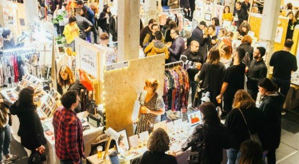 juventudcmadrid's tweet photo. PLANAZO para pasar un muy #FelizFinde ▶️ #PlasticFever, la edición más rebelde de #MercadodeDiseño en @mataderomadrid . Estéticas colorful de los 90, firmas de moda, joyería, ilustración, decoración, 6 conciertos. Aquí tienes todo: https://t.co/Bj4JcNuA4R #madrid https://t.co/69dtuIcHGz