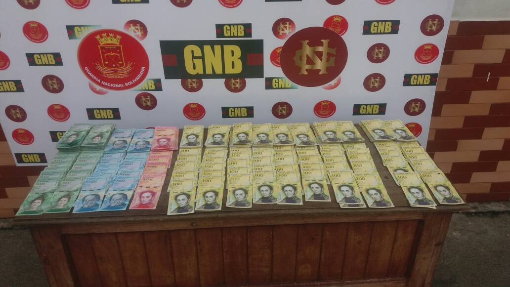 FANB #GNB Efectivos del @GNB_TachiraD213 retuvieron más de 50 millones de bolívares del nuevo cono monetario a un ciudadano que pretendía sacarlo del país para venderlo. En defensa de nuestro cono monetario @AJ_GonzalezV <a href="/GNBoficial/">GNB FANB</a> @LopezVargasR