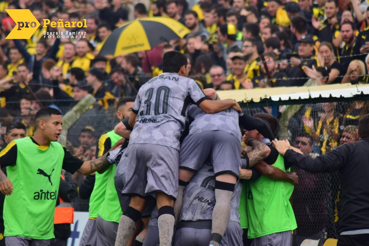 TODOS JUNTOS LA BANDA Y LOS JUGADORES