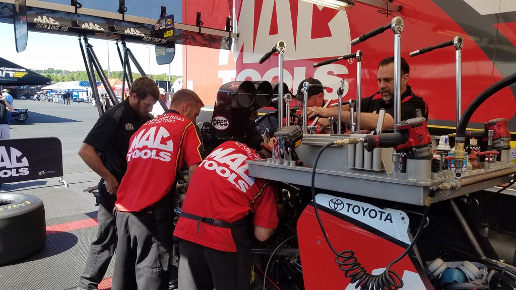 TeamKalitta's tweet image. The @Mac_Tools team already has the injector back on @Air_Doug&apos;s @ToyotaRacing dragster for the final round warm up! Gonna start burning nitro shortly! #KalittaStrong #GreatToWorkWith #WeAreMacTools #OneToyota #LetsGoPlaces