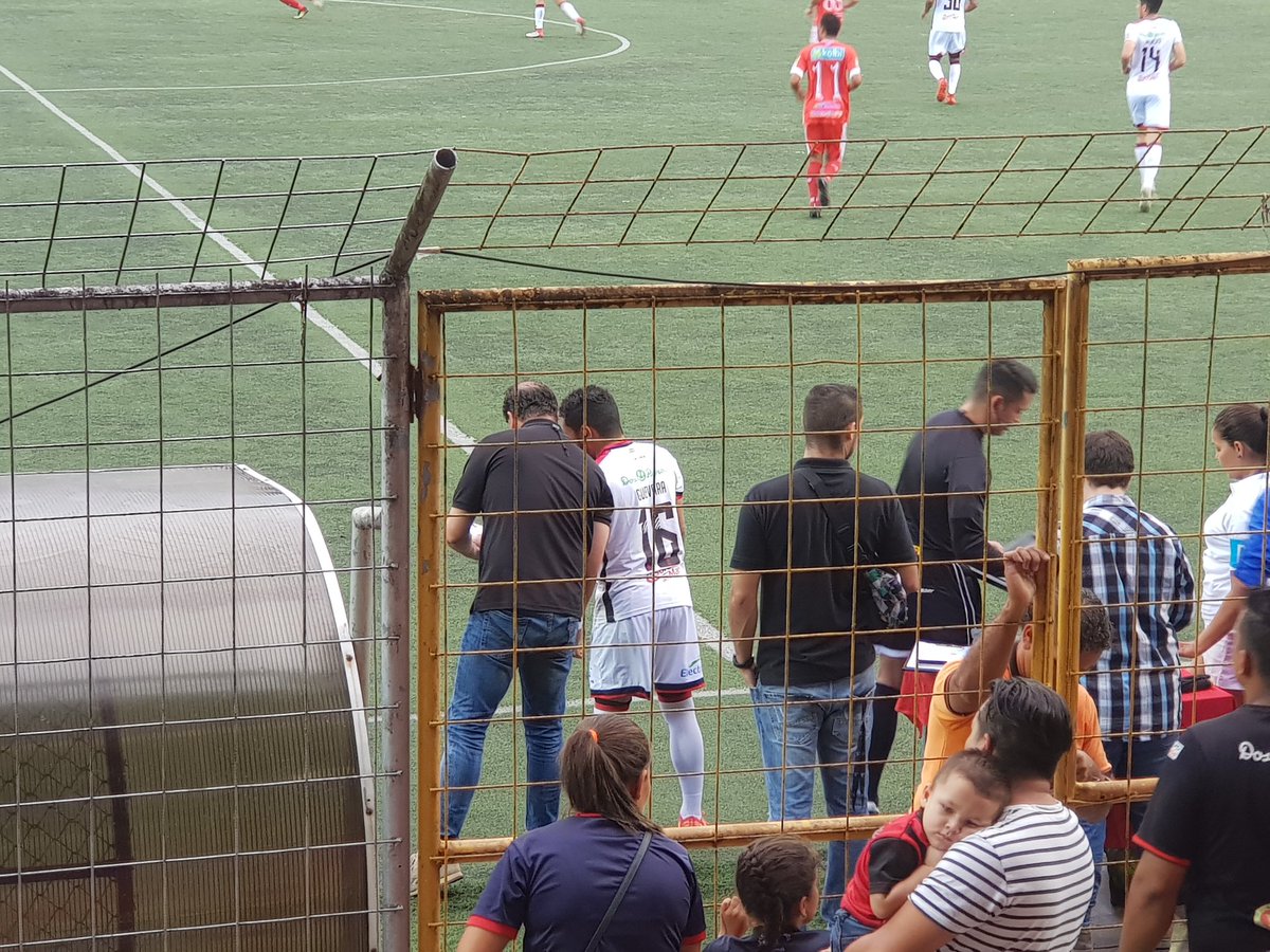 FannyT_LN's tweet photo. Tras la expulsión de Cunningham, #Alajuelense reacciona de inmediato, saca a Jake Beckford y entra Allen Guevara. Nicolás dos Santos abraza a Jake y le dice por qué lo sacó. 0-0 el marcador #CuadrangularCR https://t.co/ToqPSunehp