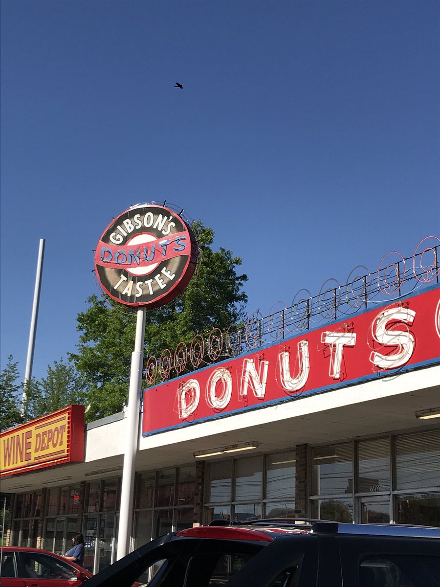 franthomas's tweet photo. God bless Jesus for the donut ❤️🙌🏼😜#wheninmemphis https://t.co/edpFUc1087