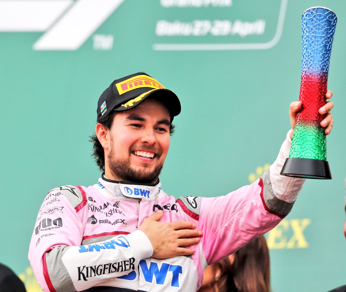 SChecoPerez's tweet photo. Un orgullo compartir los libros de historia con Pedro Rodríguez! #Orgu11oMexicano 🇲🇽🏆 https://t.co/WNlSHCNpMc