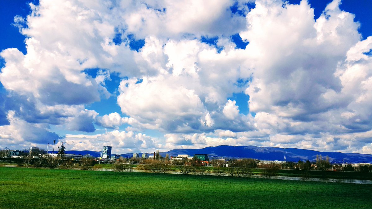 Razigrani oblaci nad Zagrebom...
#Zagreb #Croatia #SavaRiver #Clouds #CloudsAndSky #VisitZagreb #BeautifulSky #AboveTheCity