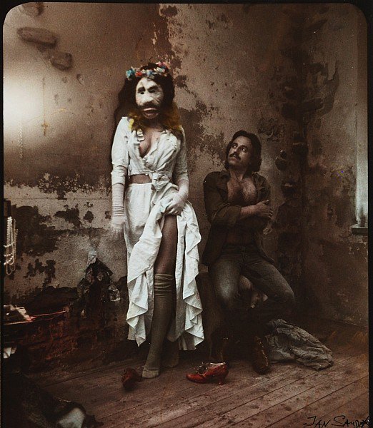 Höra

märkligt talar du till mig
kostym, hatt och kappa

så märkligt att min hand
nervöst  börjar  treva
efter pubeshår som 
      hotar segra
över vänstra
ljumskens
tros

       kant

poeter.se/Las+Text?textI…
#svenskpoesi #svenskadikter #lyrik #höra