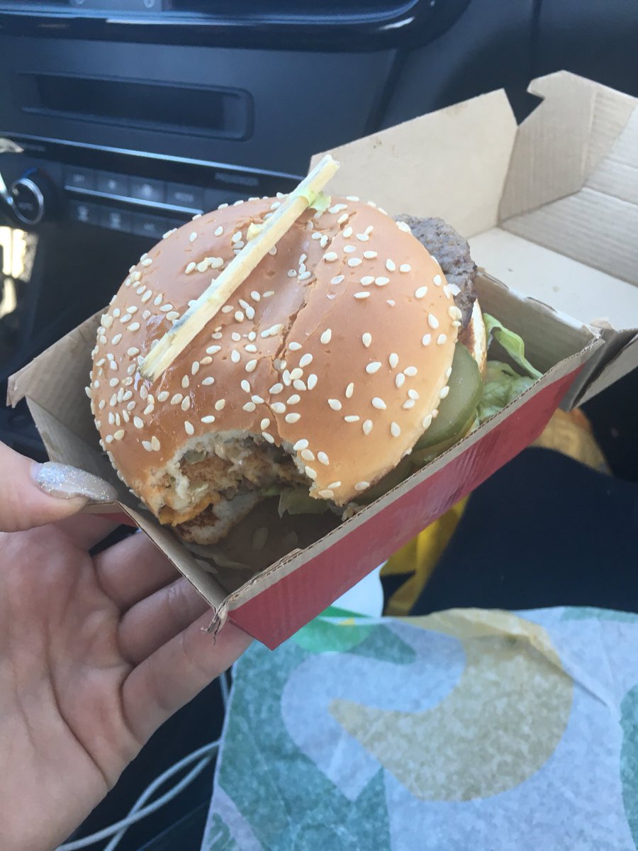 Underhand4n6's tweet photo. Burger with a side of wood? Not what I wanted to bite into @McDonalds https://t.co/OcrGFY1CIx