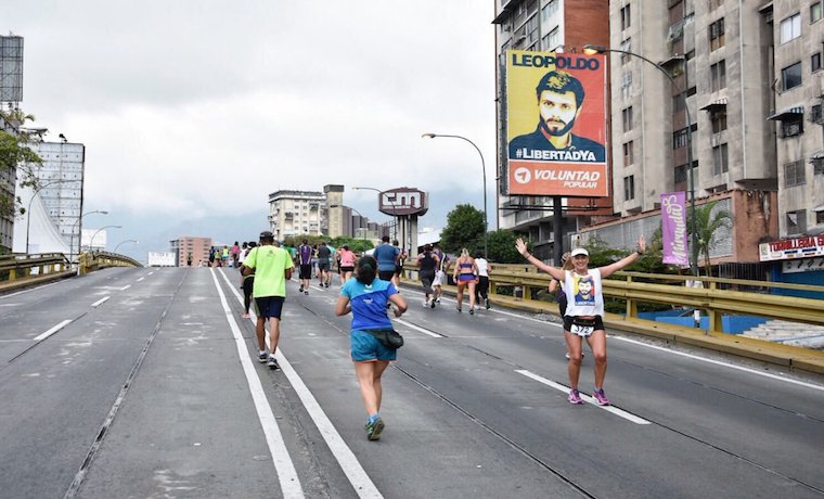 CaraotaDigital's tweet photo. Tintori corrió 10 kilómetros en carrera que dedicó a Leopoldo López https://t.co/0yBpVbQgsq https://t.co/7Zbxh9NtQl