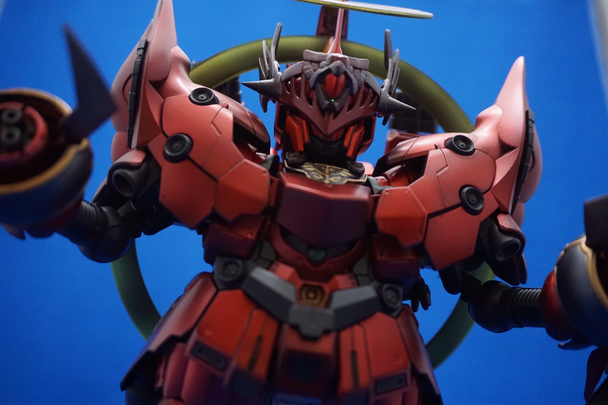 友ぽん ここから先は通さん と言っておこうか 魔神態となった騎士シナンジュ 圧倒的な大火力はもちろんのこと サイコ フレームから発生するサイコフィールド放射結晶体 サイコシャドー により 自身の能力を向上 ガンダムに属する戦士の力を封印