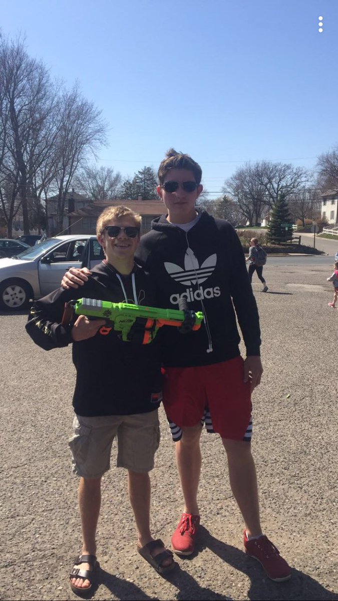 TheJimKillers's tweet photo. Ben Carle@kills Alex gritters as he is enjoying some ice cream in his car #creamykillz @StillyNerf https://t.co/8xDEjADFrp