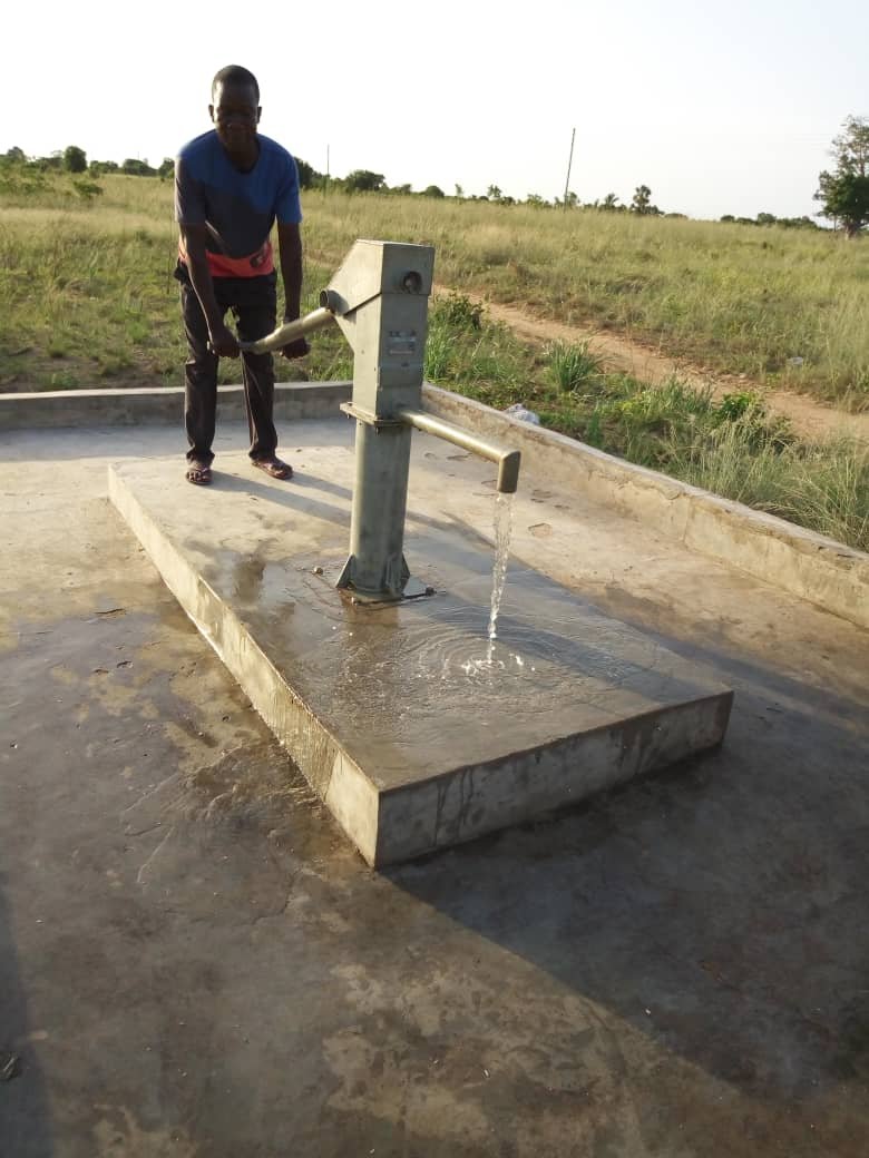 suramaking's tweet photo. Derek @TisAlumni Class of 2016 made sure the water Pump in Akorlikope is working. Well Derek, there is clean water for the people. Thank you!  #DPCAS CAS is meaningful in TIS. Our students are committed and care to make a difference. #Cleannwater #CommunityService @AfropolitanAR https://t.co/cuXget1r7M