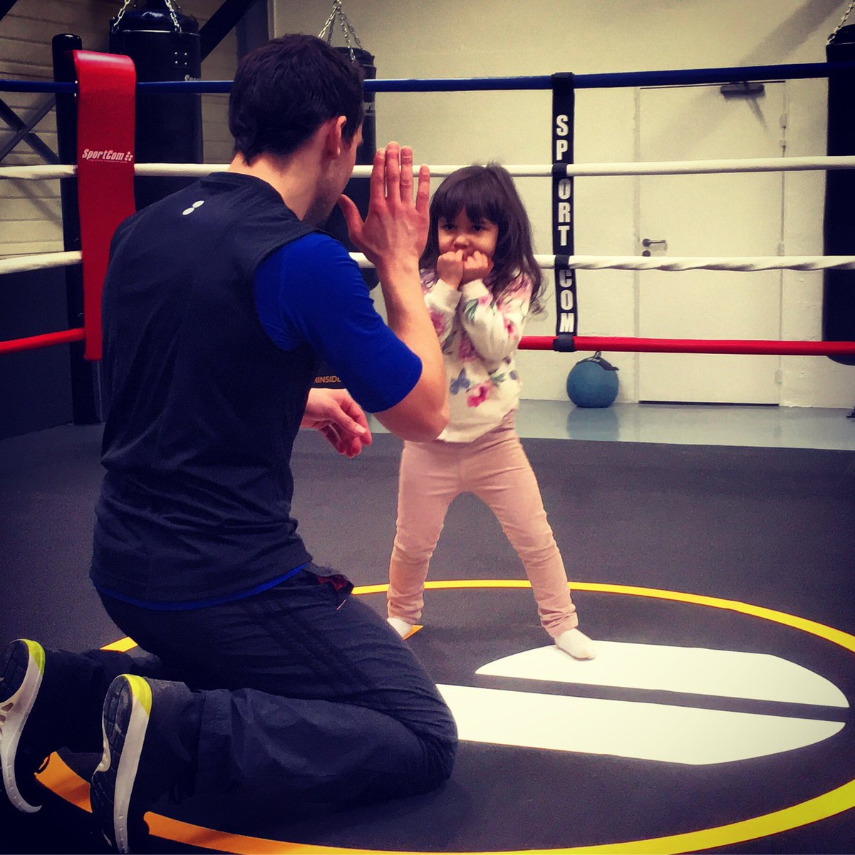 SarahOurahmoune's tweet photo. La boxe... un art qui se transmet de génération en génération dans notre famille ❤️ #pèrefille #family #transmission #share #boxing #sport #girlboxer @BoxerInside3 #boxerinside https://t.co/X6KuaOrQrb