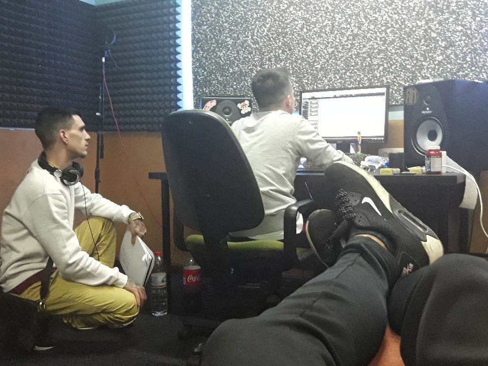 useteflow's tweet photo. En el curro seko y raul 🤞
#TrapLife #TrapBrasil #Trapes #studiosession #4lu7 https://t.co/FYDLzbTkI9