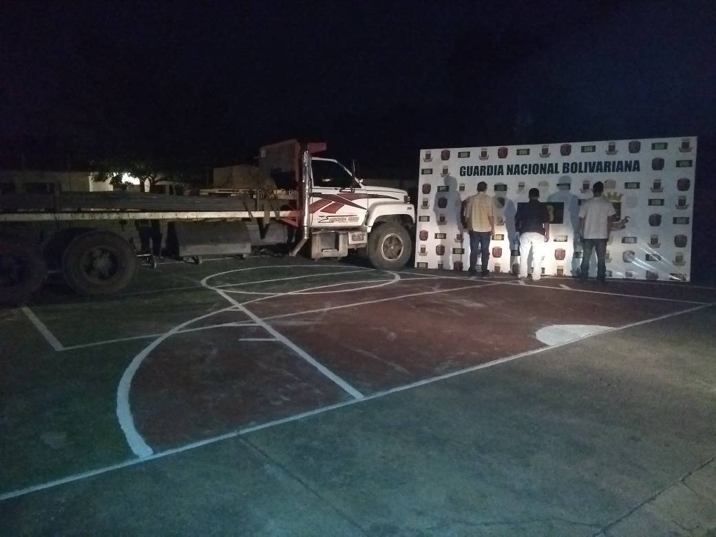 FANB #GNB Efectivos del <a href="/GNB_TACHIRAD212/">GNB San Antonio 😷👍6K</a> en servicio en el PAC de Peracal desmantelaron la Banda Los Cabilleros, los cuales intentaban sacar bajo la modalidad de contrabando 700 cabillas. <a href="/GNBoficial/">GNB FANB</a> @AJ_GonzalezV @LopezVargasR