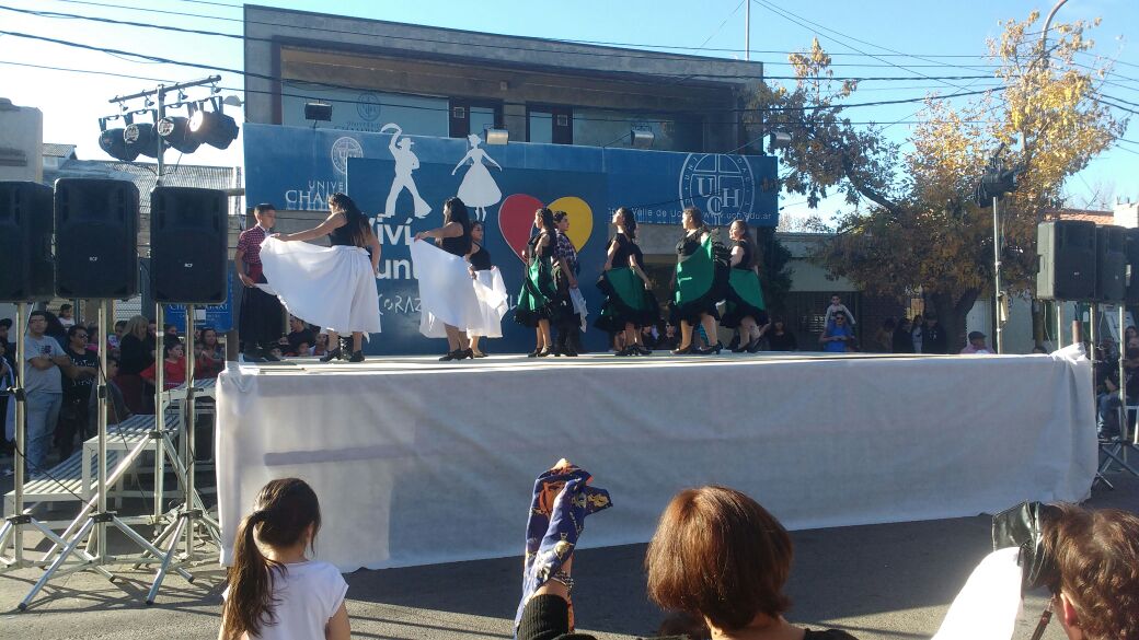 Tati01970802's tweet photo. Festejando el Día de la danza en Tunuyán.Gracias a todos los que sostienen la danzas tradicionales!!!! https://t.co/n9eAbH0tYQ