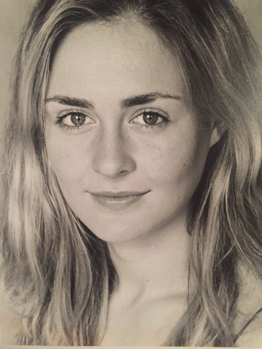 PoppyRoe's tweet image. Oh hello natural hair colour. I was 21 here, I look 12.  #firstheadshotday #firstheadshot