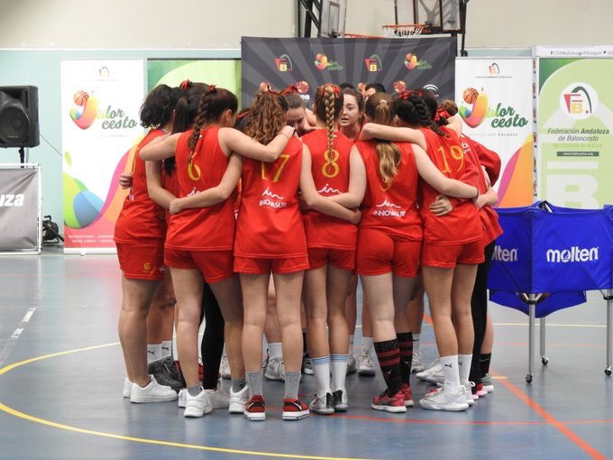 cbmaristascor's tweet photo. Finalizan nuestras cadetes el #CADEBACF2018 en 4ª posición. A un pasito de clasificarse para el cto de España que se nos escapó en los dos últimos días pero aún así excelente temporada de nuestras chicas. Enhorabuena campeonas, muy orgullosos de vosotras https://t.co/yBZ612oEqm