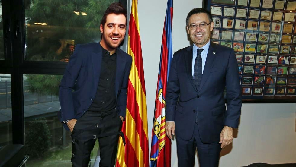 auronplay's tweet photo. ahora que ya hemos ganado la liga y la copa aprovecho para hacer un anuncio importante, he fichado por el Barça para sustituir a Iniesta gracias a todos por vuestro apoyo prometo darlo todo en el campo os quiero https://t.co/NjA4EdEOfh