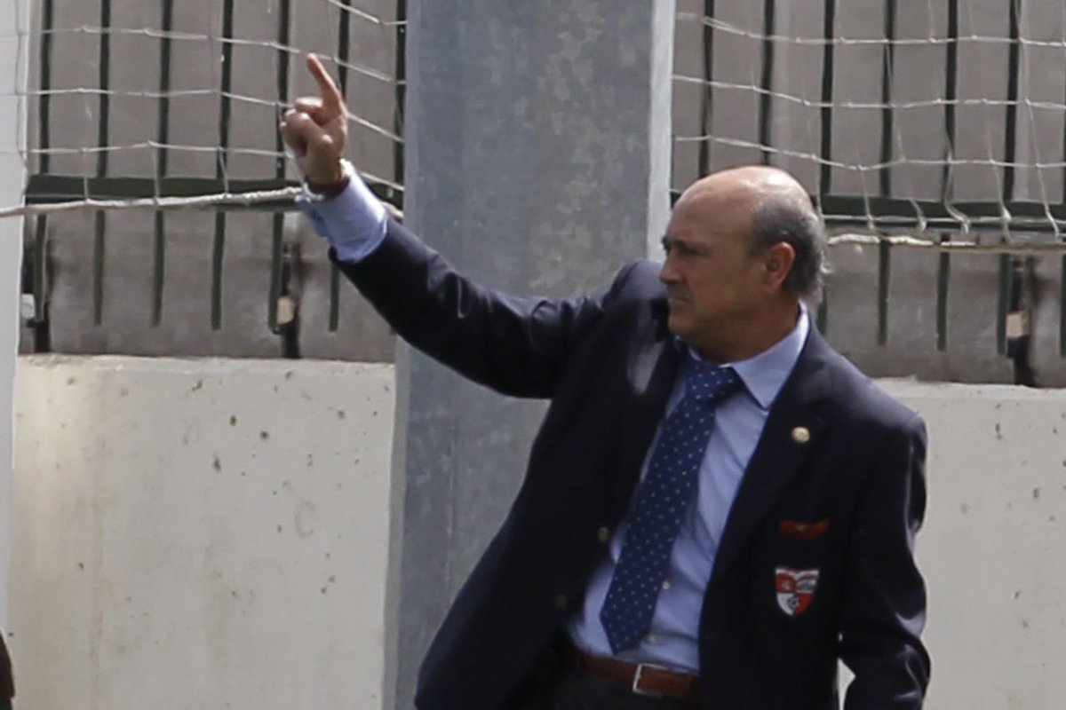 Luismi068's tweet photo. Ha muerto un grande del fútbol Aragones,un hombre al que he seguido y admirado muchos años,un hombre que allá donde él iba si me llamaba allí estaba yo,ha muerto mi amigo,mi guia,mi maestro y mi mentor en el fútbol,VICTOR FABRO,donde estes guárdame un sitio a tu lado. https://t.co/wMnR2LLhVU