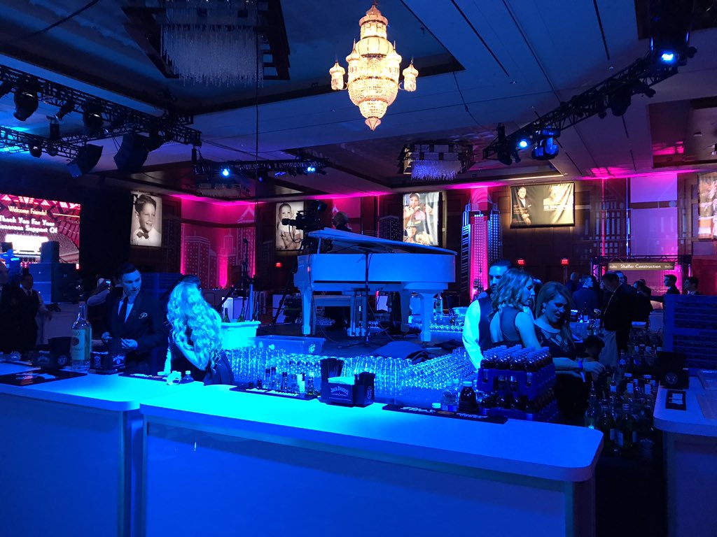 Hardrock_Cincy's tweet image. Vegas has touched down in Cincy! Our banquet space is completely transformed. We are ready for the @JeffRubys Foundation Gala tonight ❤️