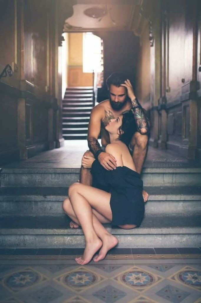 Vamos...es hora de irnos.
Un último cigarro y nos vamos...
Volvamos a esa vida falsa.
Yo a la mía,tú a la tuya.
Con el deseo de volver a estar cerca,con la sensación de llevarte dentro.
Con los olores de nuestra piel todavía encima .
Con las marcas de la pasión que nos arrastró.