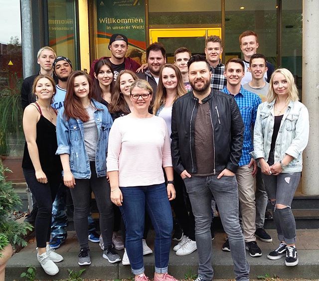 kusch_herborn's tweet photo. Es geht in die heiße Phase! 🔥Unser Jugendensemble der Youngsters hat das Wochenende in Darmstadt verbracht und dort fleißig geprobt. 🎬📚Ab dem 1. Juni ist die Gruppe dann mit Woody Allens „Hannah und ihre Schwestern“ auf der KuSch-Bühne zu sehen. Alle… https://t.co/6yRZVC6Ub9 https://t.co/lI9SnywxwG