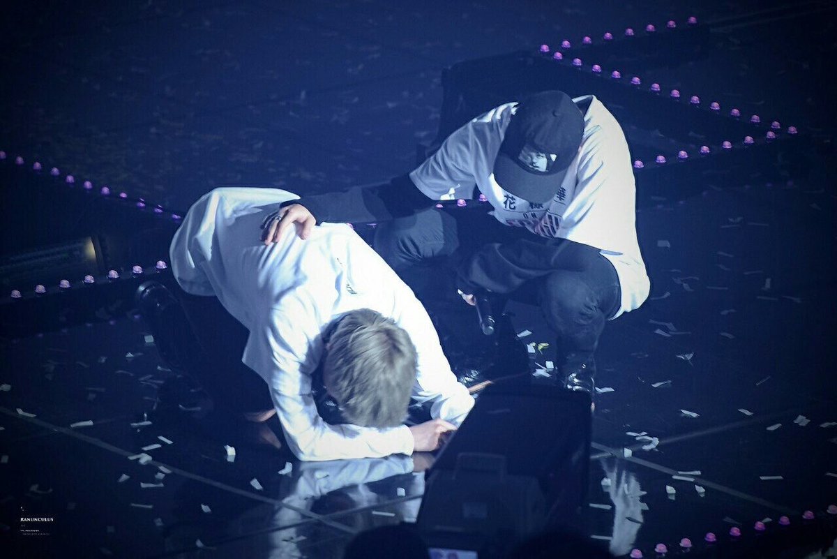 Кпоп концерты bts. Бтс микрокосмос концерт. Арми группы бтс. Bts группа на сцене. Бтс группа коллаж.