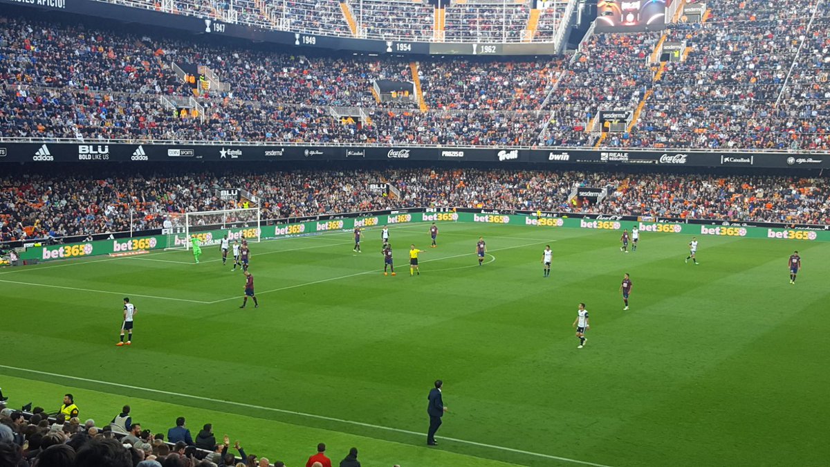 jvberlanga's tweet photo. Y La tarde noche del domingo la empezamos con fútbol ⚽ en Mestalla con Valencia 0-0 Eibar y seguimos con el ascenso del @ValenciaBasketF 🏀Excelente campaña y lo mejor la fase de ascenso con el gran premio, estamos en 1 👏👏👏👏. Intenso domingo #ValenciaEsDeporte 💪 https://t.co/TxuLMV6VRX