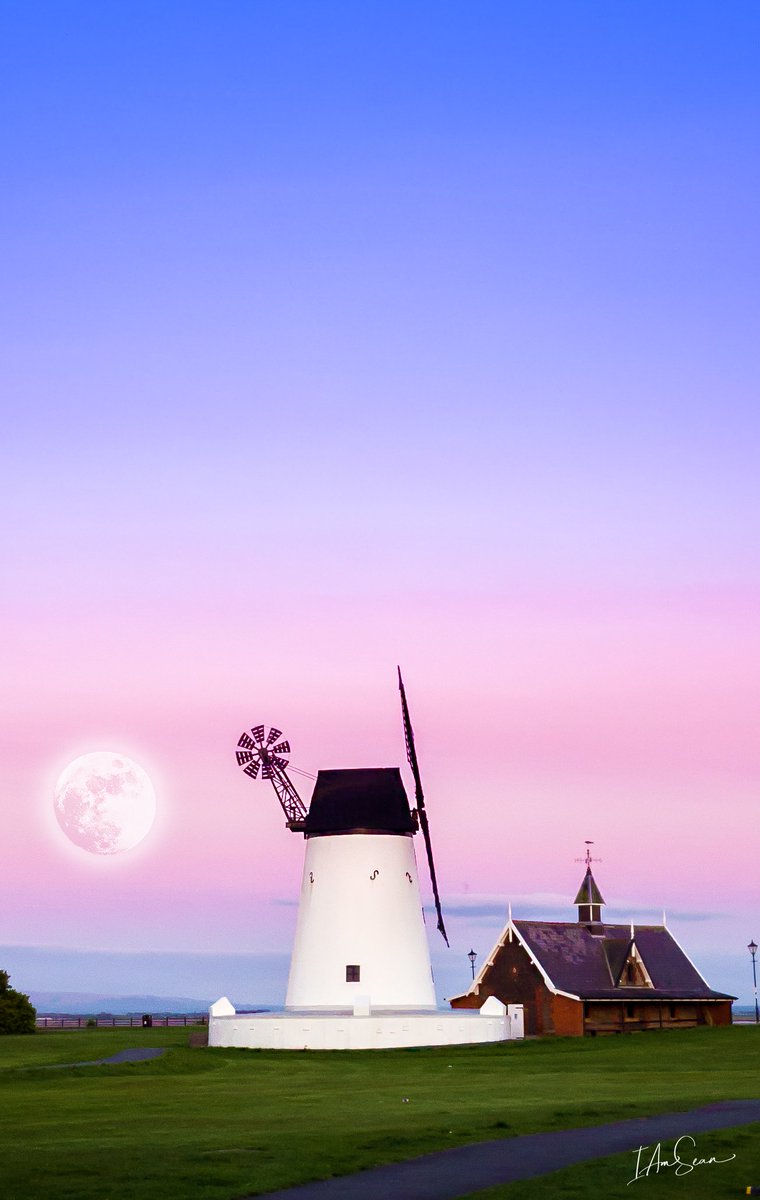 I_Am_Sean2's tweet photo. Tonight's full "pink moon", seen rising beside the #Lytham #Windmill 🌕📸

#pinkmoon #fullmoon #stormhour #earthcapture #ThePhotoHour @BBCNWT https://t.co/v3wQGJGkOp