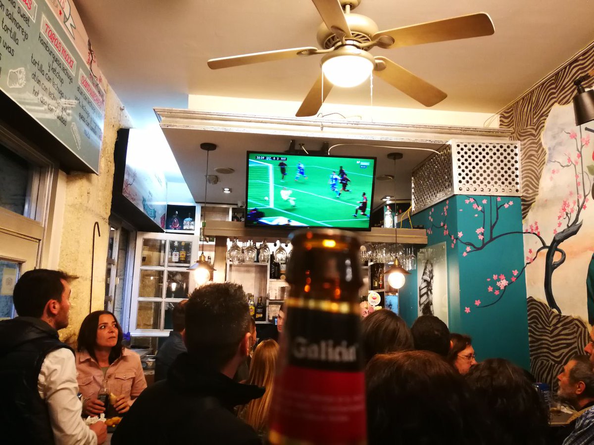 ReformedCFO's tweet photo. Campeoneeeeees !
#DEPFCB https://t.co/LBYN5Z9uJq