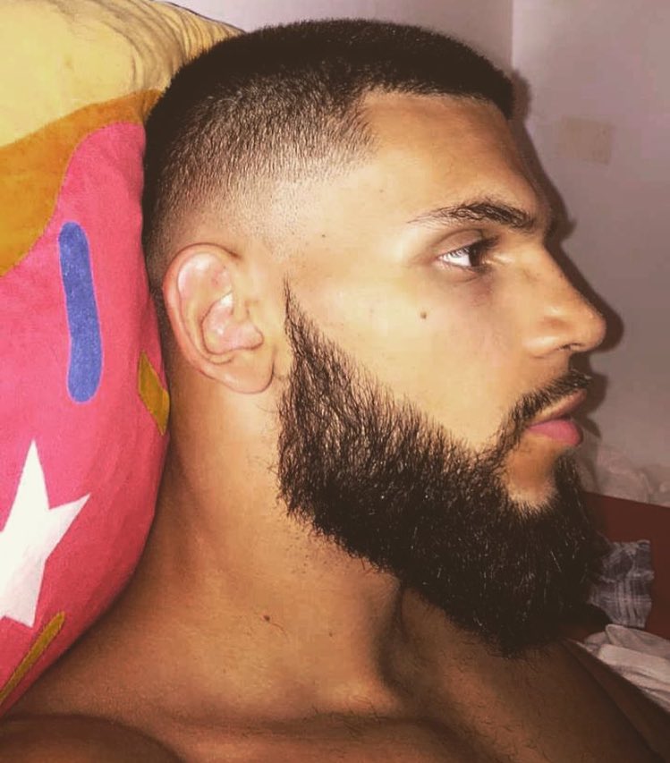 choppas972's tweet photo. #PosteTaBebar ya pas de barbe à trous ici https://t.co/fGvQnDtpRC