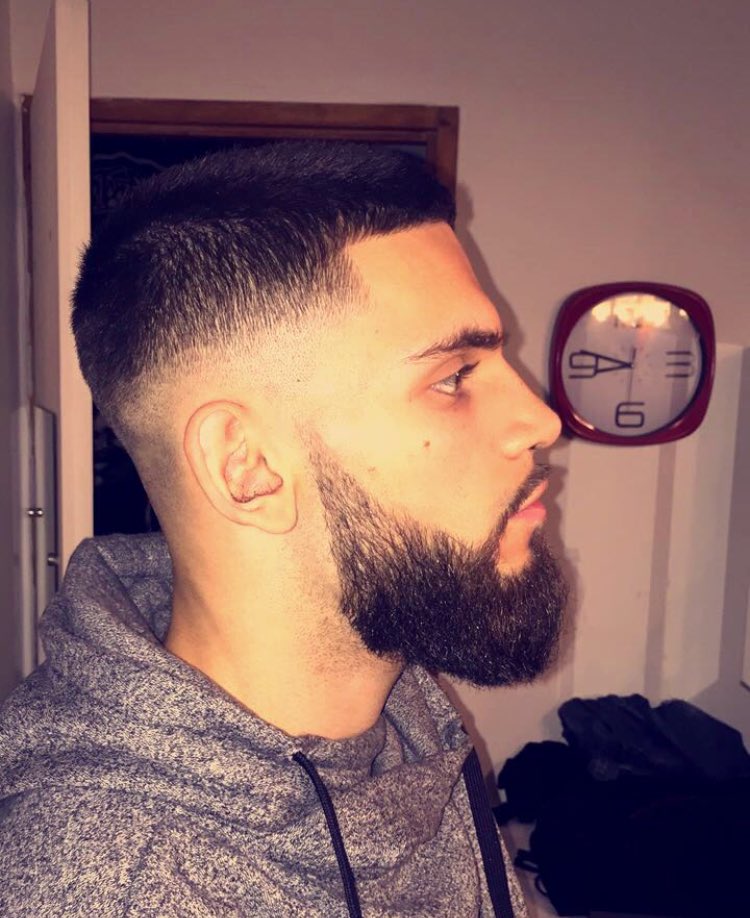 choppas972's tweet photo. #PosteTaBebar ya pas de barbe à trous ici https://t.co/fGvQnDtpRC