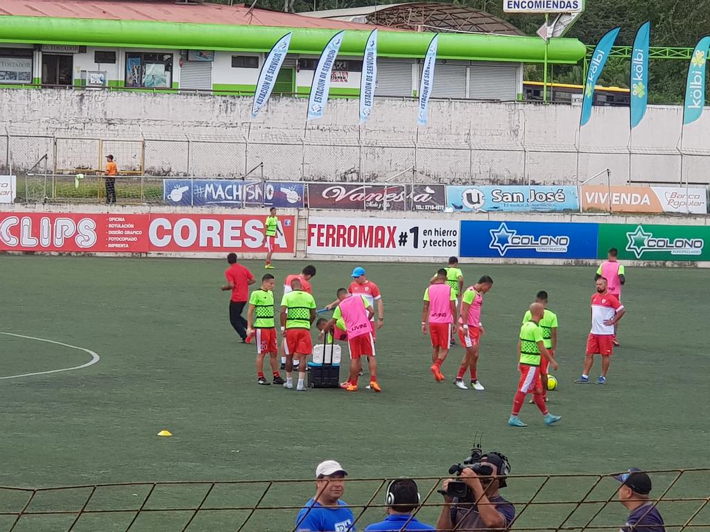 FannyT_LN's tweet photo. 📸 Calientan #Santos y #Alajuelense en el Ebal Rodríguez #CuadrangularCR https://t.co/g5SRWZTiae