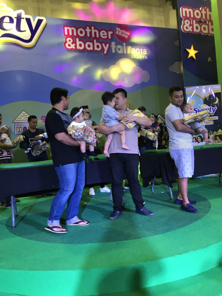 mbfair2018's tweet photo. selamat pada para pemenang Changing Diaper Competition with @sweetycare #MBFair2018 https://t.co/cEmqz9EauI