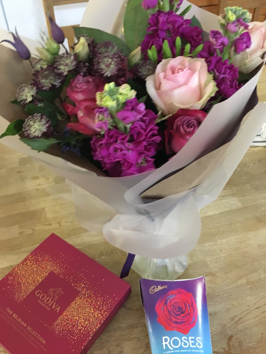 NuhaZsurgeon's tweet photo. My time at @sathNHS was simply amazing.. I couldn’t help but cry as I said my goodbyes today.. no more Reg oncalls.. thank you for #training #education #laparoscopy #TEO #colonoscopy #colorectalsurgery #friendship #banter #fun #flowers #chocolates #GoodbyeDinner #SeeYouSoon https://t.co/hLP6DLN9qS