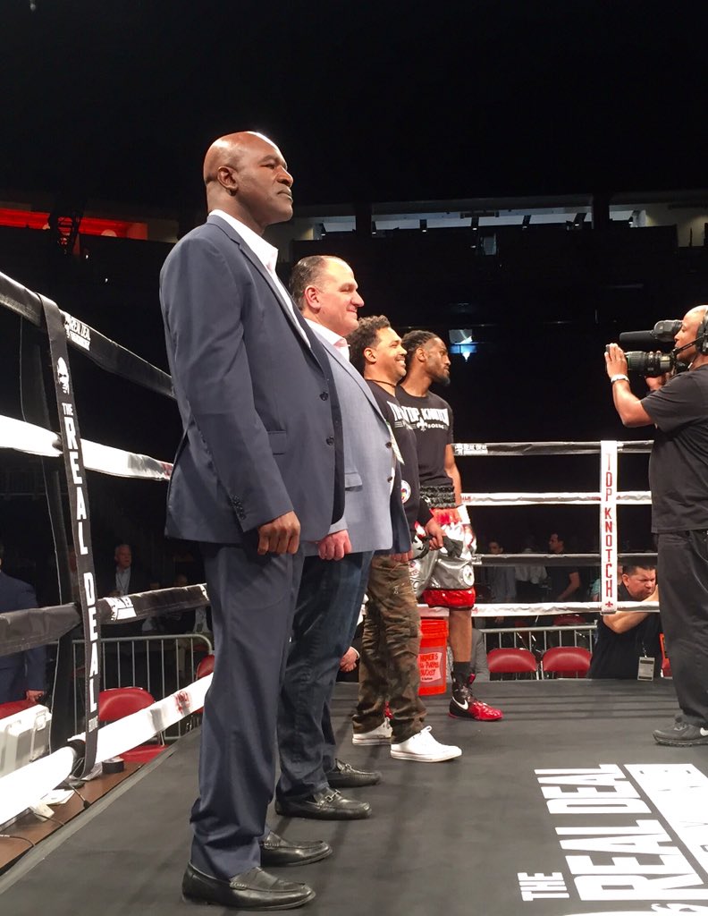 JSchipperWDRB's tweet photo. Ringside at @kfc_yumcenter for Evander Holyfield's #RealDealBoxing World invitational. @TheRealDealBox @WDRBNews @holyfield #boxing https://t.co/cz93fV6zLU