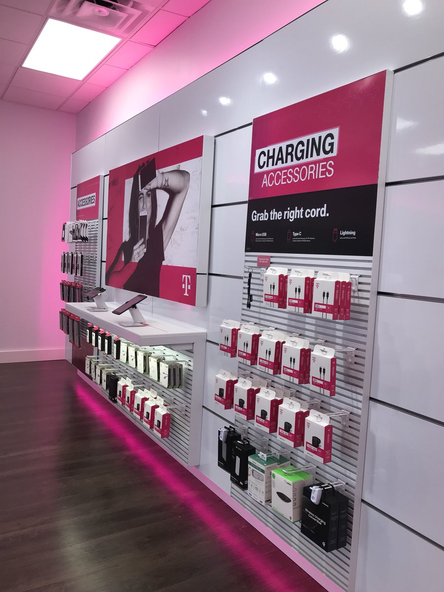 ccrisson's tweet photo. We have T-Mobile Mobile Experts ready for you!! Come by this weekend check out some deals with our trained mobile experts and have #SeriousFun . We love our customers!! #CEWorkforce #AreYouWithUs #LSGC2018 @TonyCBerger @jsf1221 @JLadd205 https://t.co/DyZ9ydj06Y