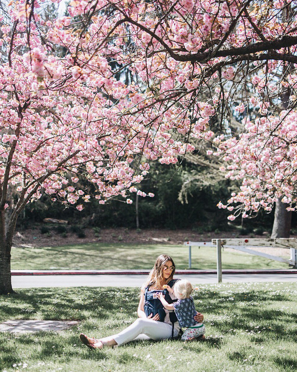 Getting out to enjoy the lovely weather with Sorel in my @Ergobaby carrier!! AD bit.ly/2tQ0alE #CoolOmni360 #InMyErgo