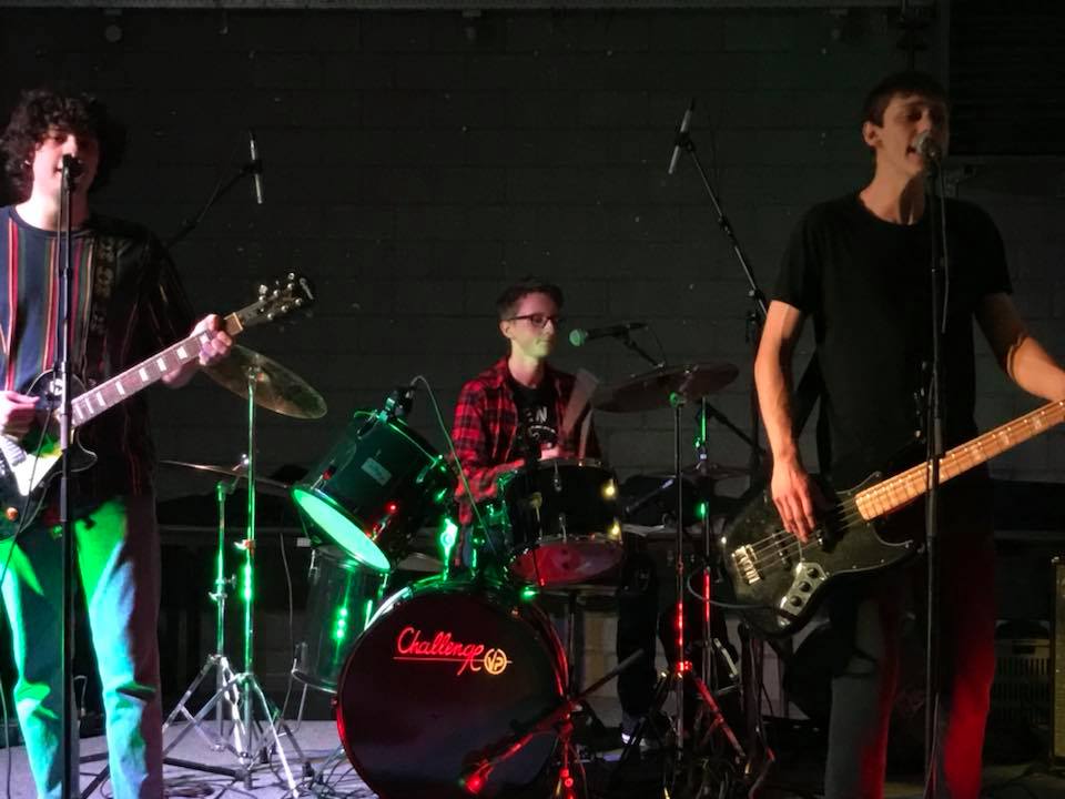 AnjaVanrobaeys's tweet photo. Jonge bands doen er podiumervaring op en genieten samen met hun vrienden van een betaalbare avond. #poppunt #lokalehelden https://t.co/FOompUvzYu https://t.co/d2Kk9cRIf1