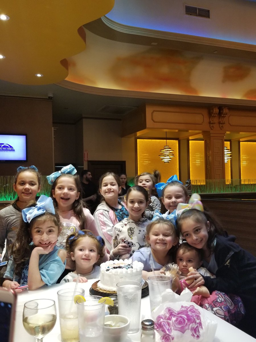 VictoriaBr81's tweet photo. #GirlsInTheHouse #girlsruntheworld #bigbows #blueday #ztwo #Sonia #birthday #crazycrew #tottenville https://t.co/hkfljoiUWB