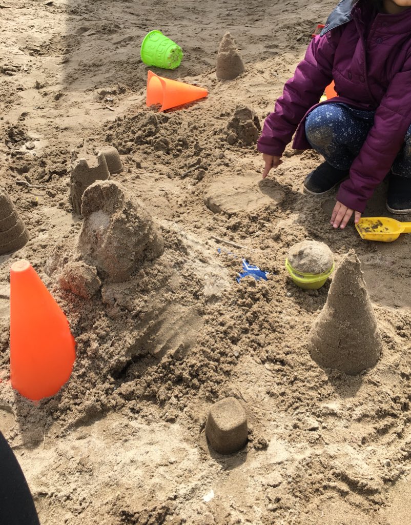 kaellsquared's tweet image. Transferring our learning about 3D figures into our play. #betterthanaworksheet @TDSBForestManor @LC2_TDSB #cylindersconesandcubesohmy