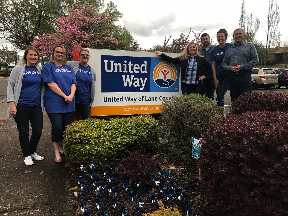 UnitedWayLane's tweet photo. We're in blue to bring awareness to #childabusepreventionmonth #CAPM2018 https://t.co/sa1nehzheb