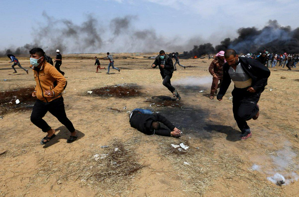 Reuters's tweet photo. Israeli forces kill three Gaza border protesters, wound 600: medics https://t.co/FFSZfdWDf4 https://t.co/wUgKRCZZ82