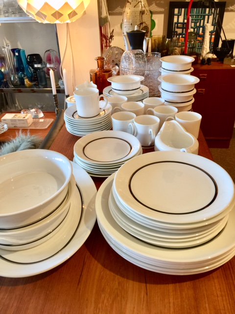 #Wedgewood #SusieCooper #Charisma $399/set #vintagechina #livesimple #stylingtheseason  #midcentury #midcenturyhome #midcenturystyle #loveyourhabitat #lovewhereyoudwell #mcm #retrochina  #vintage #Retro #VintageCollection #vintagedining #retrodining #mcmdining #mcmdiningroom