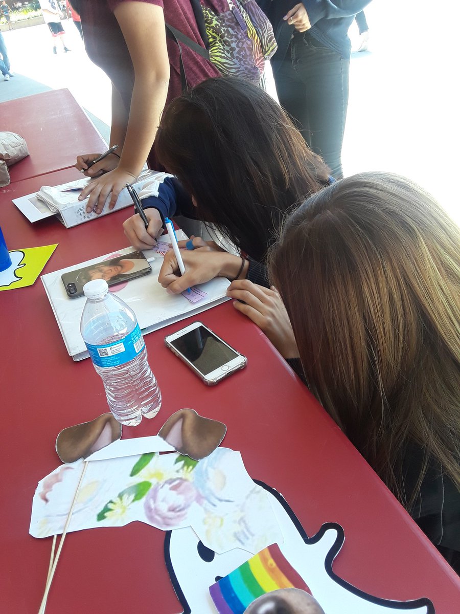 MVHSwillhelp's tweet photo. During lunch today we partnered up with @mv_plus for #CallitOutDay Thank you to everyone who came out and pledged to end social isolation!! #RITEhawks #ICanHelp #MVwillhelp https://t.co/5cDBACV2R0
