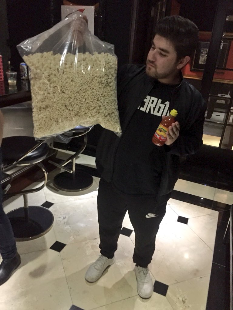 lalocuravzz's tweet photo. Estaba en el estudio y me dieron ganas de unas palomitas @SalsaLaBotanera me escucho 🙌🏻 #VictoriaRecords https://t.co/OTNSoGXrs7